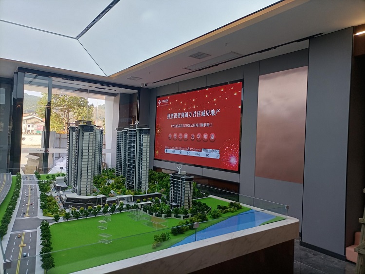 如今，在劍閣萬君佳城房地產(chǎn)售樓處，P2室內(nèi)LED顯示屏憑借優(yōu)越的可視性和強(qiáng)烈的視覺沖擊力，成為售樓處宣傳的得力助手。